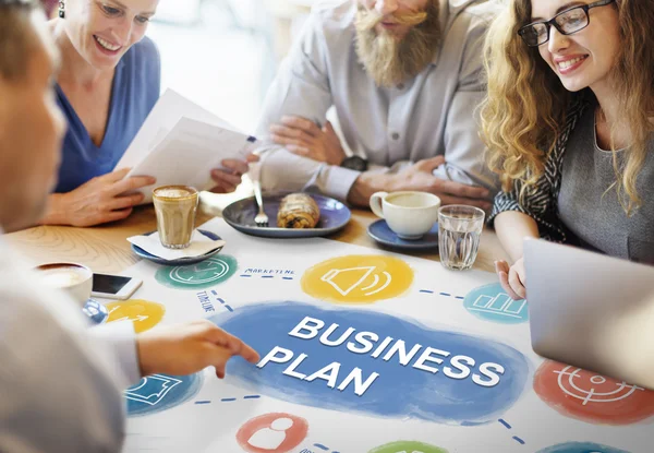 Mensen bespreken over Business Plan — Stockfoto