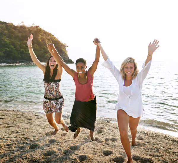 Mujeres divirtiéndose en la playa —  Fotos de Stock