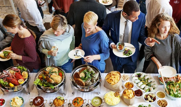 Diversità persone che mangiano cibo reception — Foto Stock