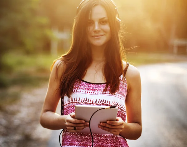 Frau hört Musik im Freien — Stockfoto