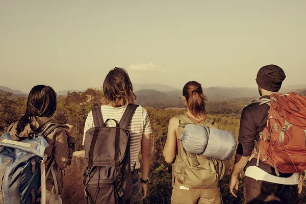 Mensen lopen in de natuur — Stockfoto