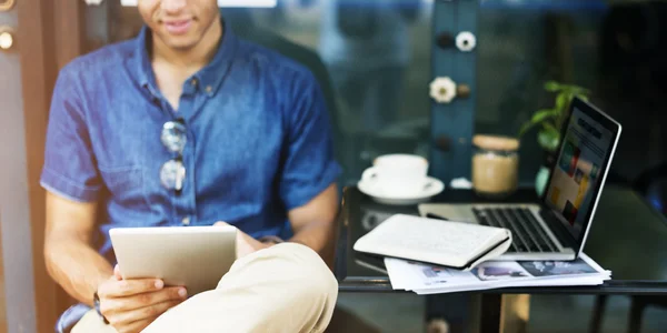 Homem trabalhando com laptop — Fotografia de Stock