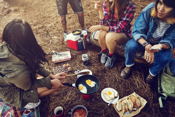 야외에서 요리 하는 가장 친한 친구 — 스톡 사진