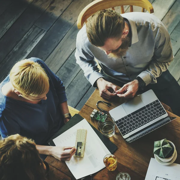 Les gens d'affaires qui travaillent — Photo