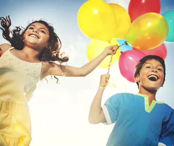 Barn leker med färgglada ballonger — Stockfoto
