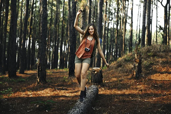 Menina viajar com câmera — Fotografia de Stock