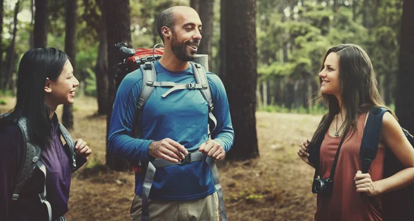 Nejlepší přátelé uživatele trekking dohromady — Stock fotografie