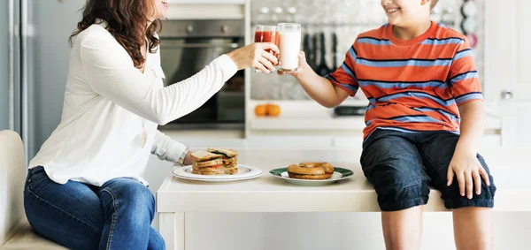 Glad mamma med son på hem kök — Stockfoto