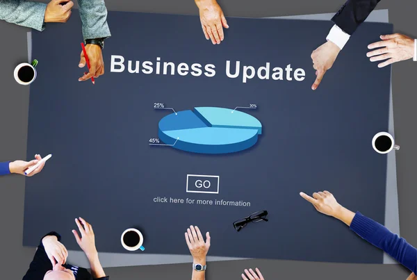 Mensen uit het bedrijfsleven wijzen op Business Update — Stockfoto