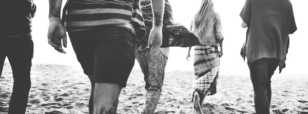 Vänner gå på stranden — Stockfoto
