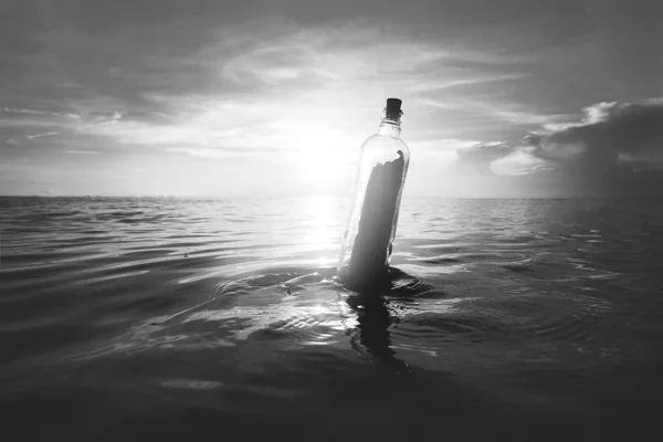 Бутылка с посланием внутри в океане — стоковое фото