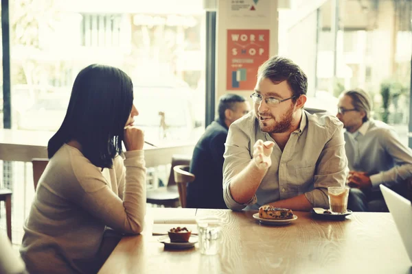 Pessoas conversando no Coffee Shop — Fotografia de Stock