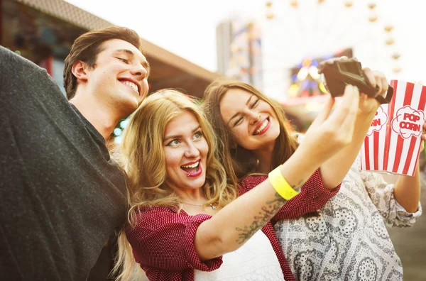 Vrienden hebben plezier in attractiepark — Stockfoto