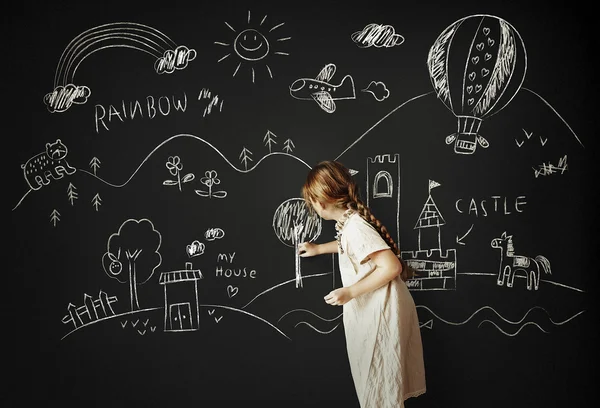 Meisje tekening op blackboard — Stockfoto