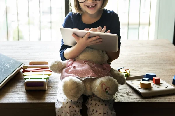 Маленька дівчинка з цифровим планшетом — стокове фото