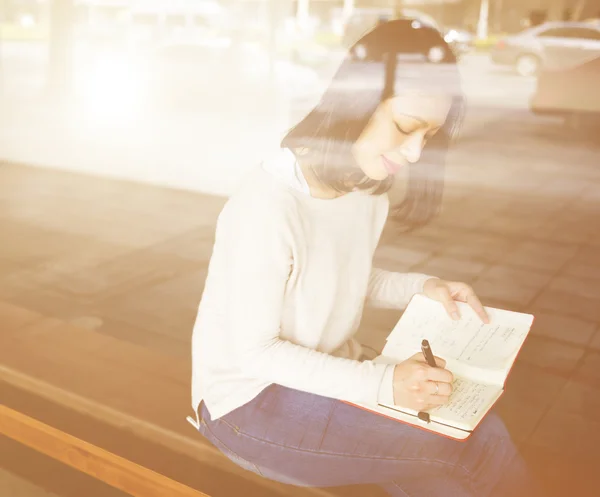 Woman writing notes in diary — Stock Photo, Image