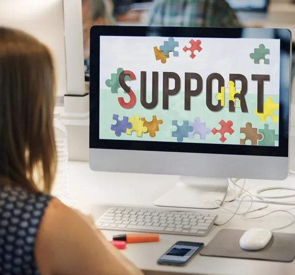 Vrouw met behulp van computer — Stockfoto