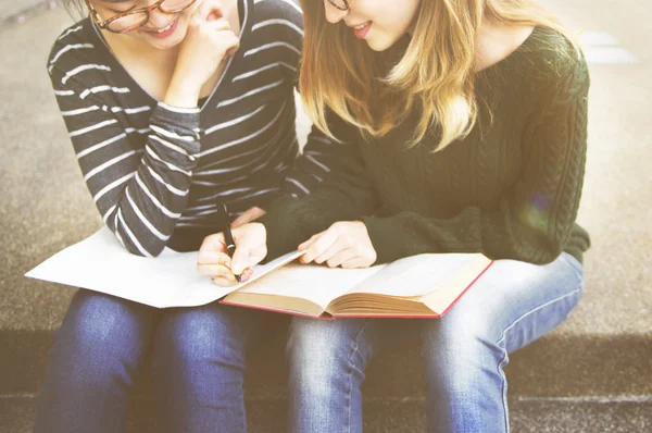 Meisjes buitenshuis samen studeren — Stockfoto