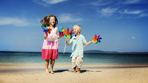 Bambini felici in spiaggia — Foto Stock