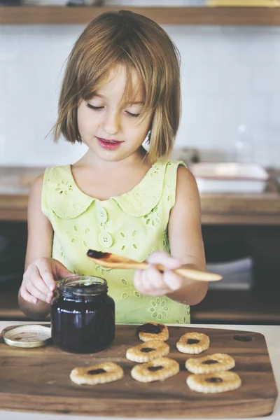 Menina fazendo Cookie — Fotografia de Stock