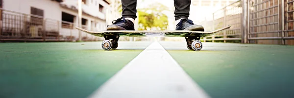 Man ride on skateboard — Stock Photo, Image