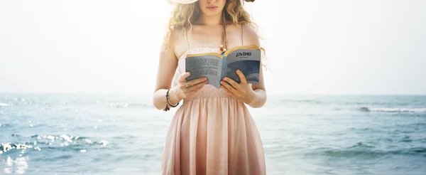 Kvinna läser bok på stranden — Stockfoto