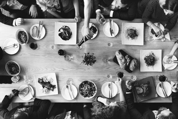 Встреча и питание деловых людей — стоковое фото