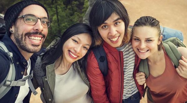 Freunde, die zusammen reisen — Stockfoto