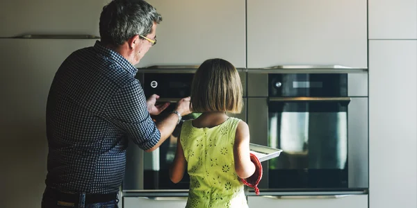 Pappa med dotter i köket — Stockfoto