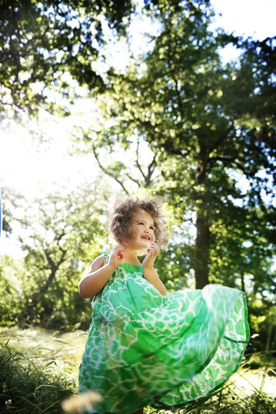 Nettes Mädchen spielt im Park — Stockfoto