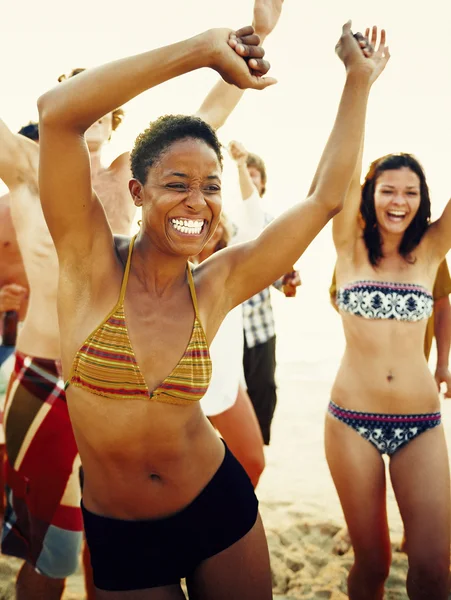 Människor njuta av beach party — Stockfoto