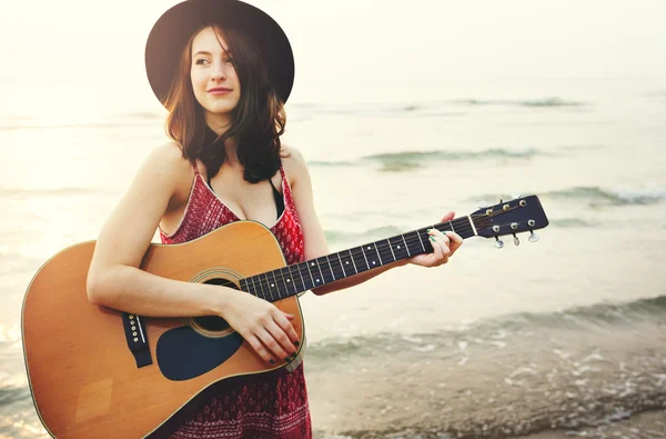 Mädchen am Strand mit Gitarre — Stockfoto