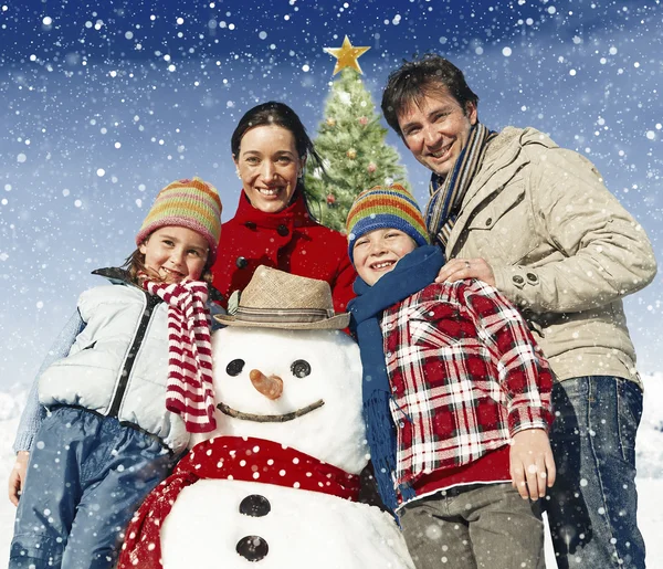 Bella famiglia che celebra il Natale — Foto Stock