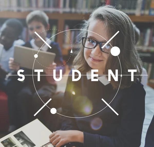 Les enfants étudient à la bibliothèque — Photo