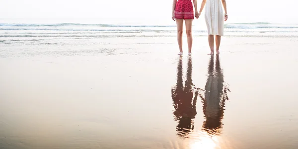 Ragazze che camminano sulla spiaggia estiva — Foto Stock