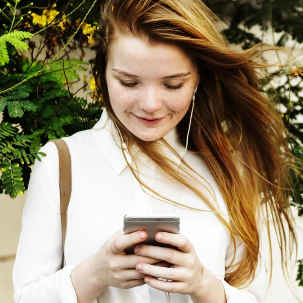 Mujer en la calle con teléfono —  Fotos de Stock