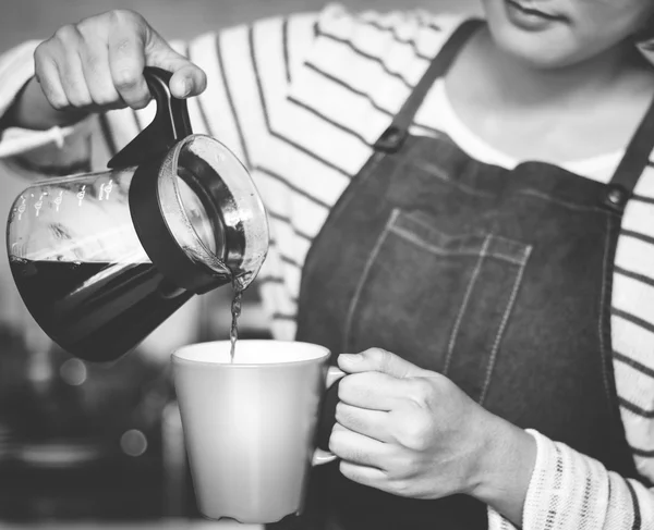 Barista robi kawę w kawiarni — Zdjęcie stockowe