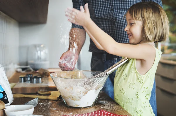 Pappa med dotter i köket — Stockfoto