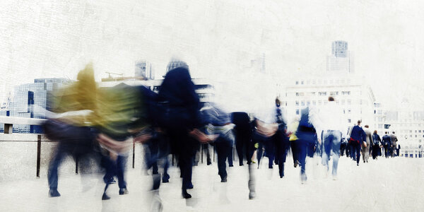 бизнесмены, гуляющие по городу 