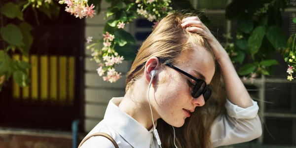 Chica escuchando música en los auriculares —  Fotos de Stock