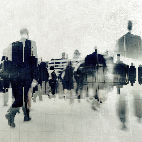 бизнесмены, гуляющие по городу 