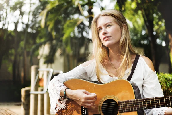 Portrait of girl with guitar — Stock Photo, Image