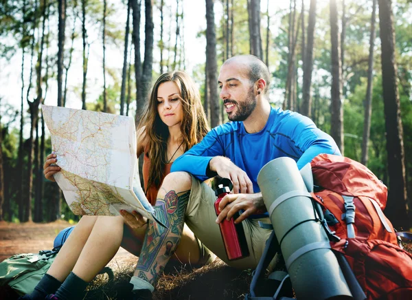 Amigos con mapa turístico — Foto de Stock