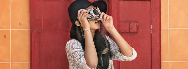 Menina de chapéu preto com câmera — Fotografia de Stock