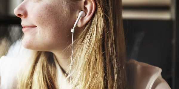 Girl listening music in earphones — Stock Photo, Image