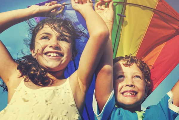 Fröhliche Kinder spielen mit Drachen — Stockfoto