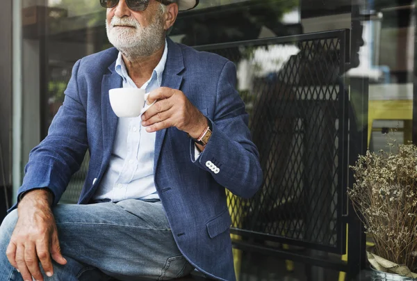 Uomo rilassante con tazza di caffè — Foto Stock