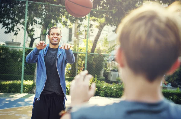 Athletischer Basketballtrainer spielt mit Jungen — Stockfoto