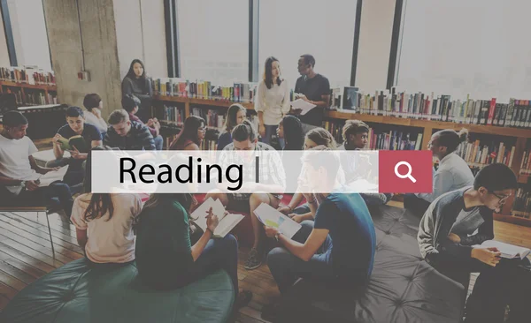 Diákok, egyetemi könyvtár, olvasás — Stock Fotó