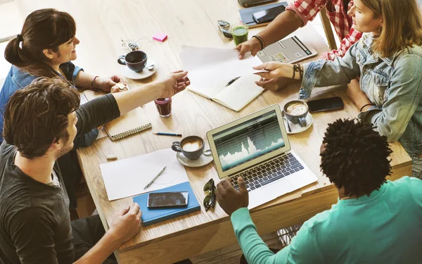 Freunde treffen sich und diskutieren Ideen — Stockfoto